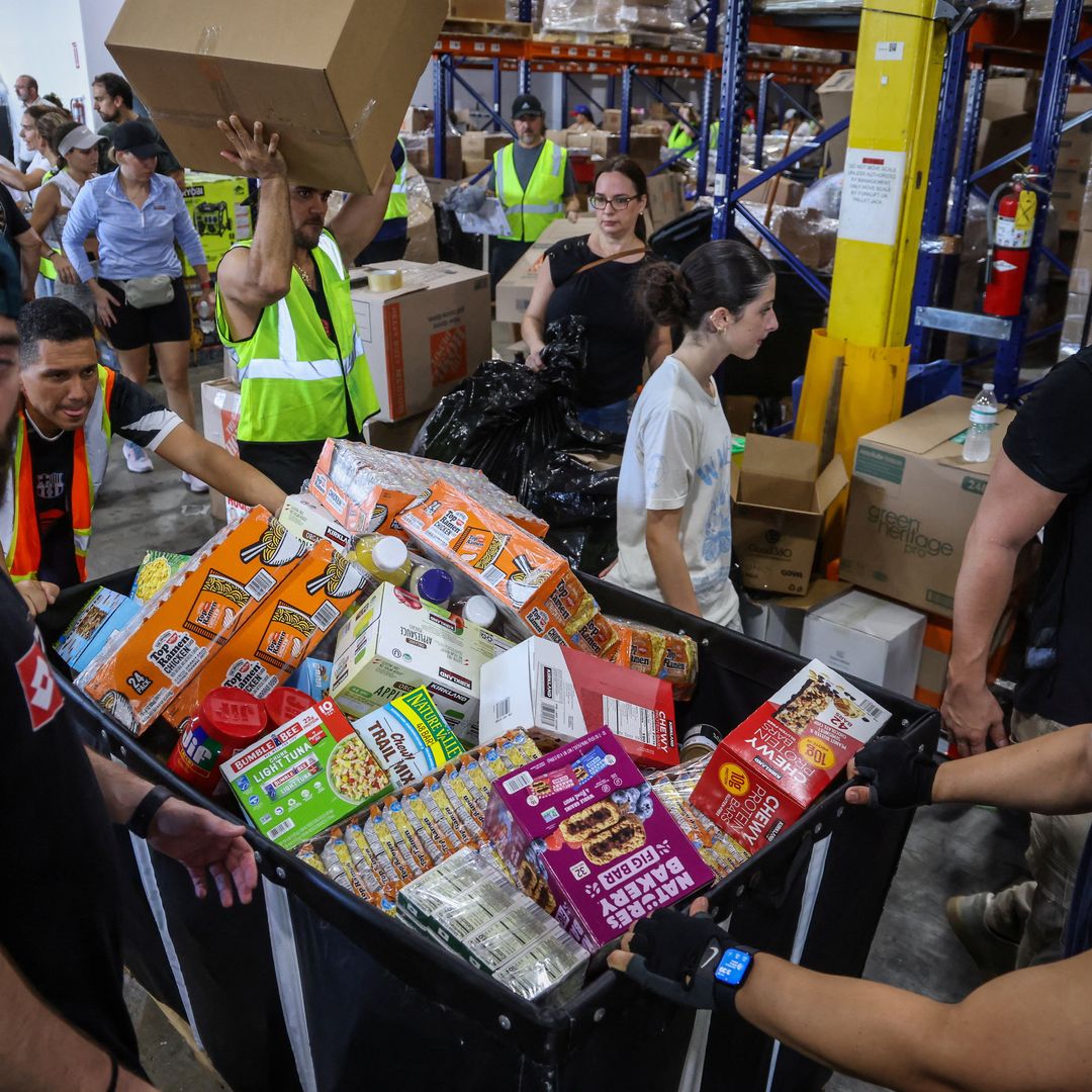 Voluntarios trabajan en un centro de acopio de ayuda para las víctimas de los terremotos en Venezuela. Foto: Reuters